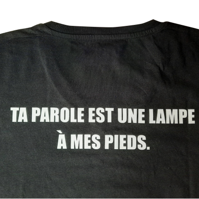 Camiseta preta de algodão com estampa branca
